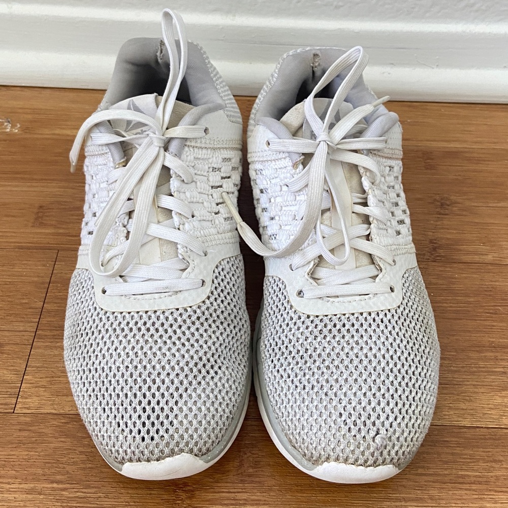 Reebok women white sneakers size 6